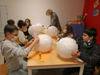 Confection de lampes par les jeunes ados de l’Escale à Saint Rémy.