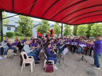 Aubade de l’Harmonie de St Rémy/Les Charreaux sous la pergola place de la mairie à St Rémy.