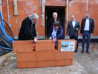 Pose de la première pierre de la résidence "Les Jardins d’Elsa" à Saint Rémy.
