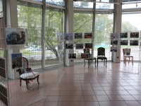 Des fauteuils exposés dans le hall de la mairie de Saint Rémy.