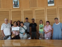 Remise d’un chèque de 322,25€ à l’IME Orbize PEP71 par la ville de Saint Rémy et les bénévoles.