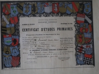 Nostalgie de la vieille école au travers des diplômes de 1890 à 1960, exposition au musée de l’école de Saint Rémy.
