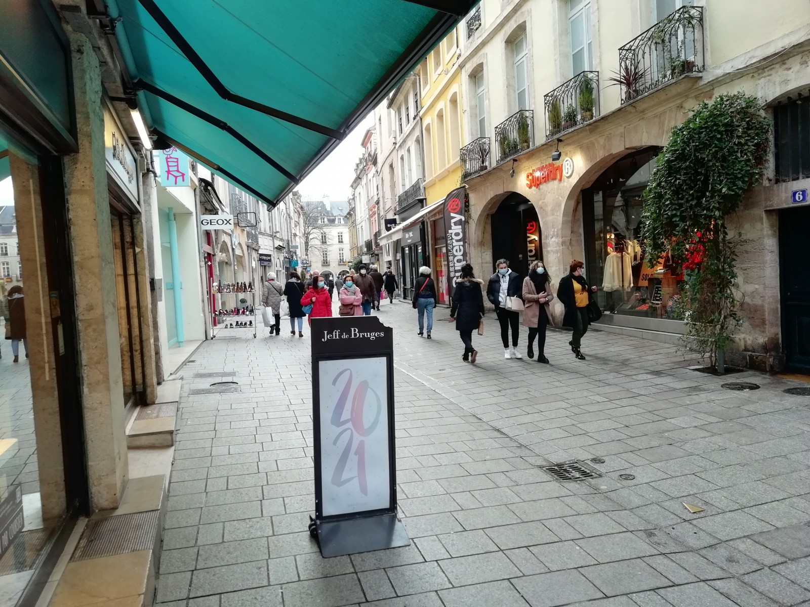 Les rues piétonnes de Chalon-sur-Saône loin d’être bondées pour le