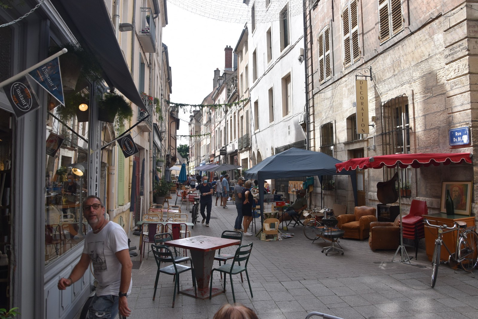 La brocante organisée par les commerçants de la rue du Blé et de la rue