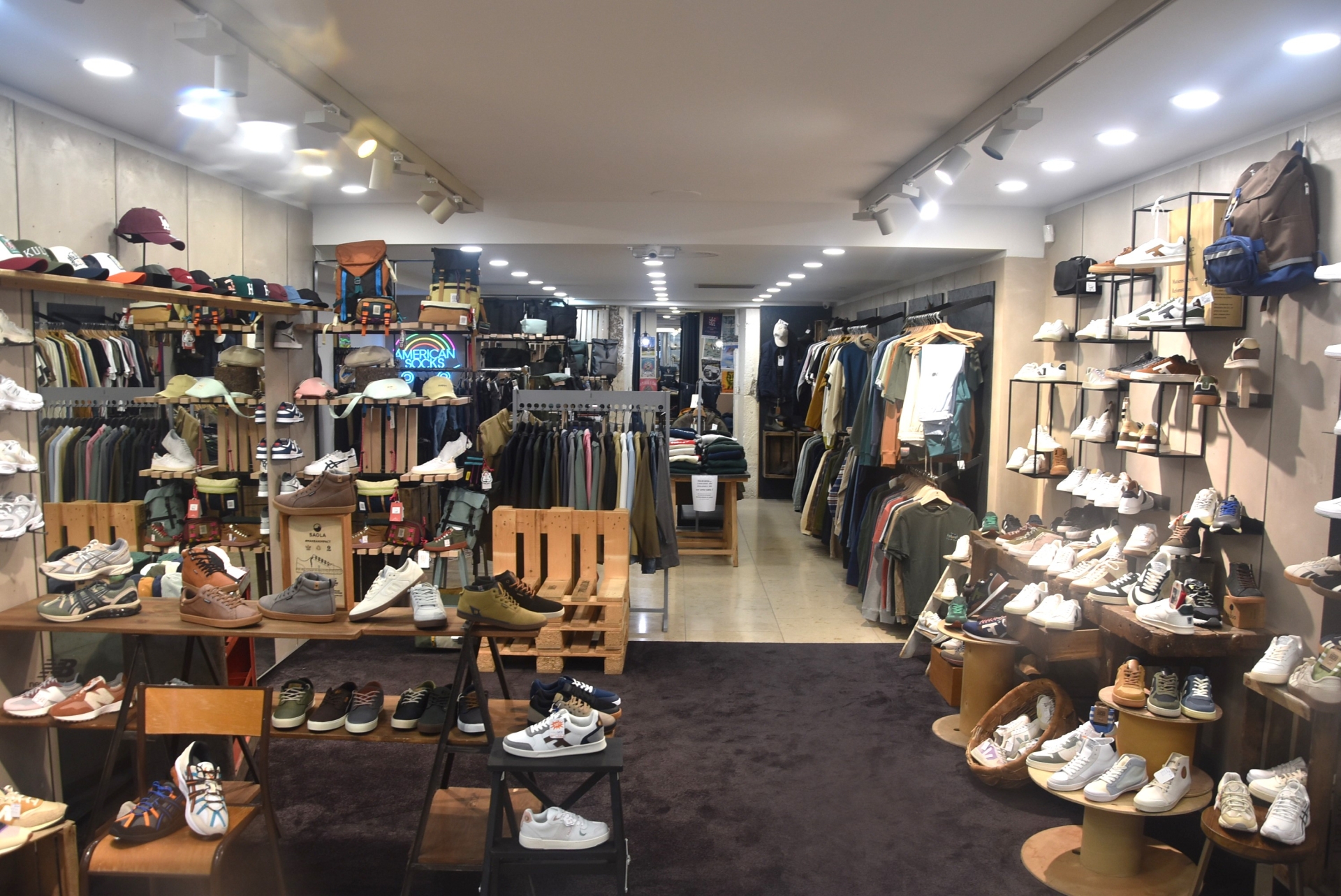 PLACE DES SNEAKERS le magasin qui chausse et habille toute la