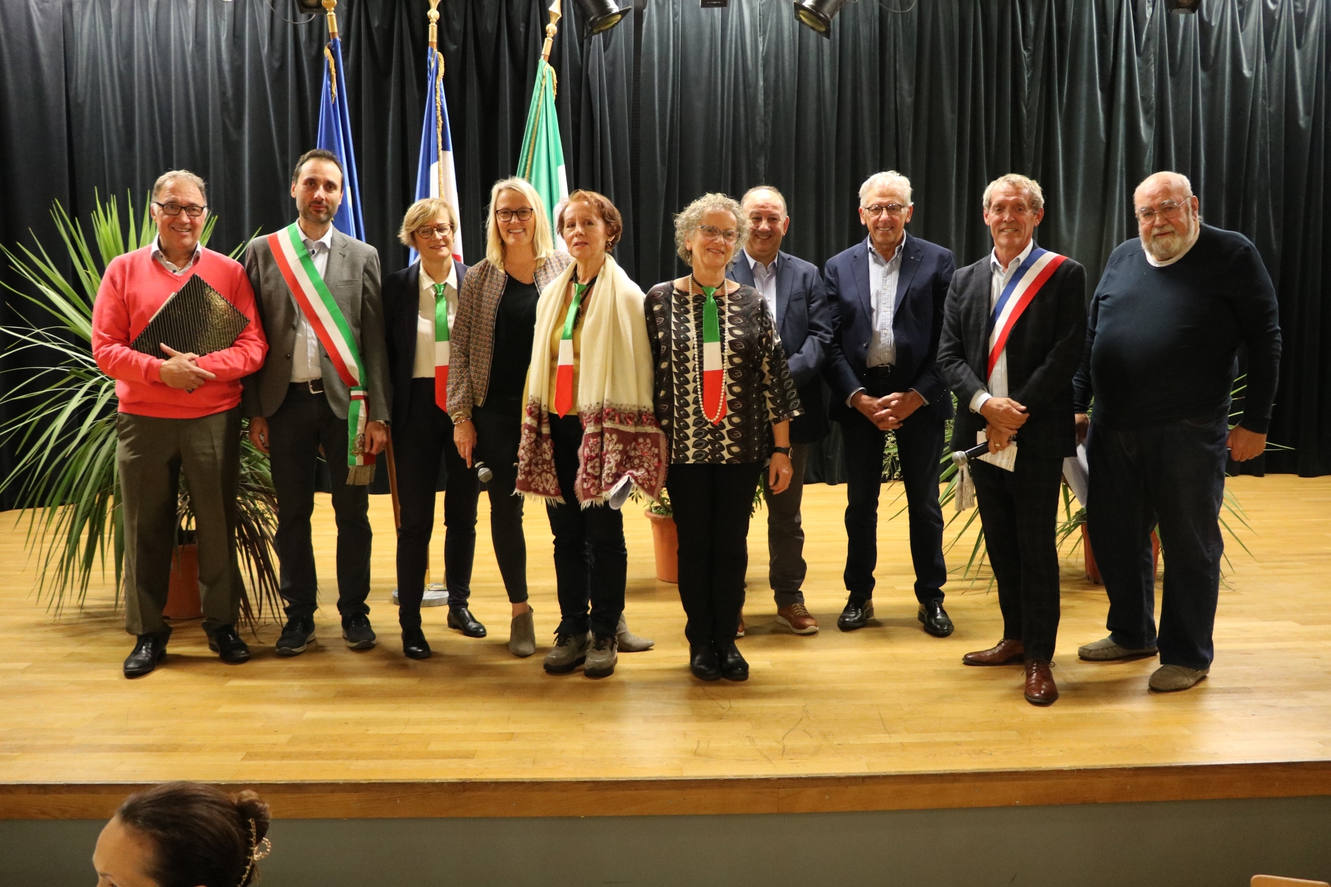 Gli italiani e il gruppo francese à Fontaines pour fêter le 25ème anniversaire du jumelage Fontaines /Paciano.