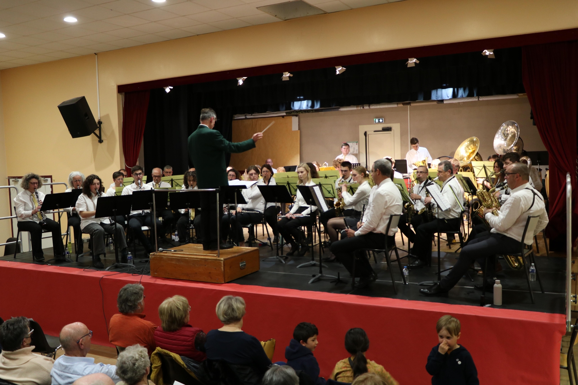 El concierto de primavera y la representación teatral en la segunda parte de la velada deleitaron a los espectadores este sábado 2 de abril en Sevrey.