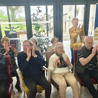 Aidants-aidés font une ban bourguignons pour remercier le personnel du Château de Buxy.