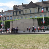 Cérémonie d'installation du nouveau sous-préfet Philippe Deschamps au monument aux morts de Chalon-sur-Saône