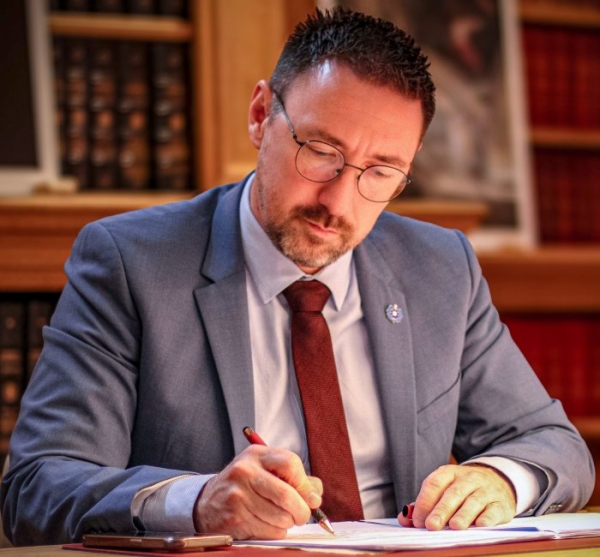 Le député de Saône et Loire, Aurélien Dutremble, veut mettre fin à la rétroactivité des prestations familiales pour les réfugiés