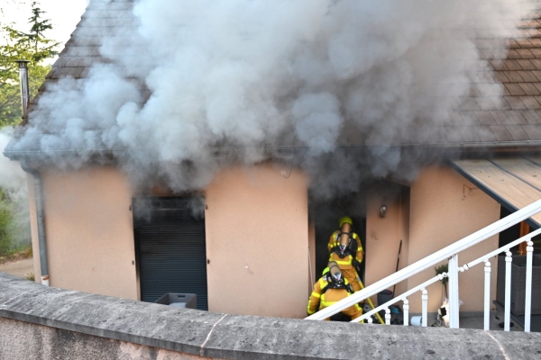 Une maison d'habitation ravagée par un violent feu au Breuil 