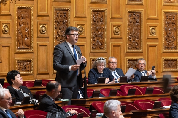 Service de soins à domicile : le sénateur Fabien Genet interroge le Gouvernement sur les difficultés de recrutement du secteur