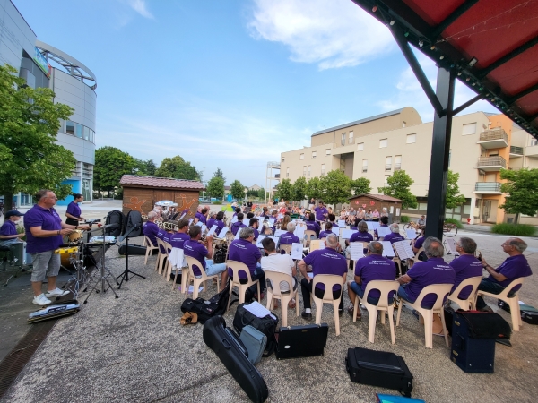 En juin, c'est tournée des aubades et l'audition de l'école de musique de l'orchestre d'Harmonie Saint Rémy les Charreaux.