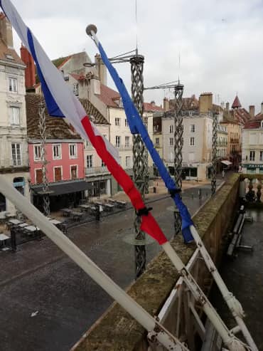 DRAME DE L'ARIEGE - La ville de chalon en soutien aux agriculteurs met les drapeaux en berne 