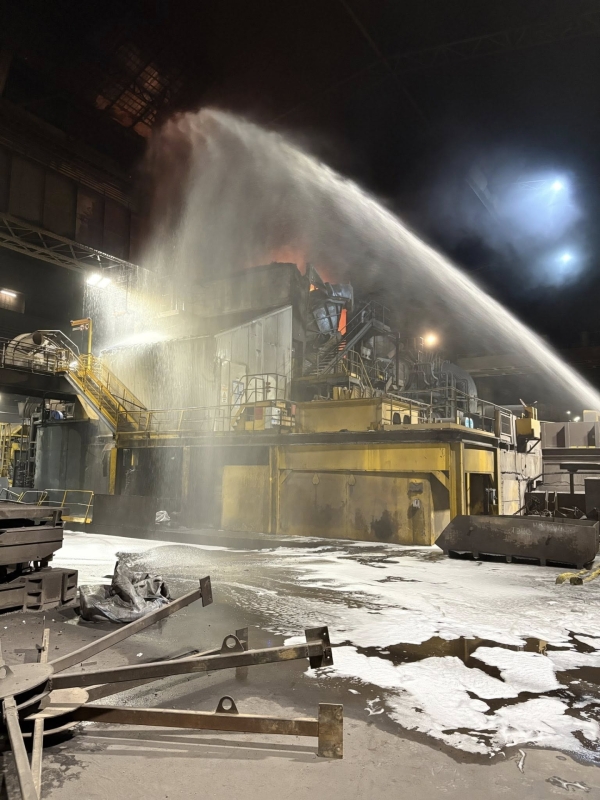 Un transformateur électrique en feu, avec 20.000 litres d’huile, sur le site de l’aciérie d’Industeel au Creusot 