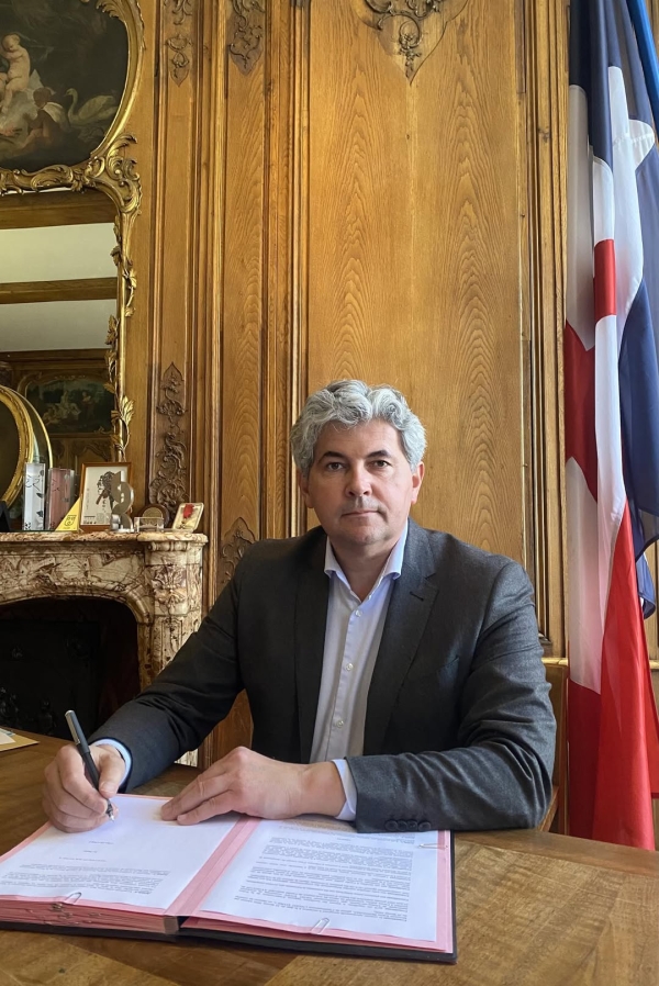 Gilles Platret annonce la fermeture de deux épiceries de nuit à Chalon 