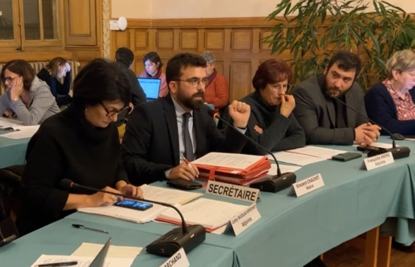 Scène surréaliste au conseil municipal d'Autun 