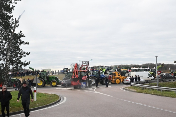 Les agriculteurs en colère ont mis en place un barrage filtrant sur la RCEA