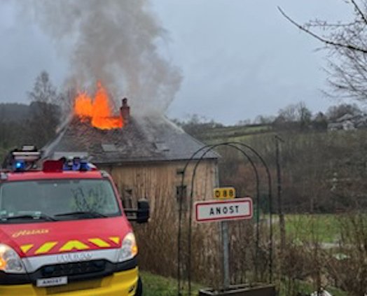 Une maison ravagée par les flammes à cause d’un feu de cheminée à Anost