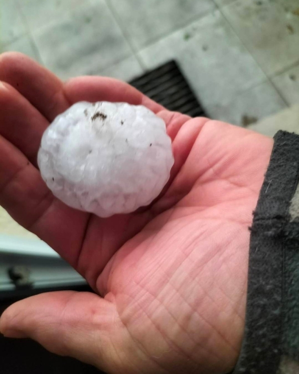 Plus de 600 éclairs, des grêlons de 3 à 5 cm de diamètre et de "fortes rafales de vent"... La Manche frappée par de violents orages