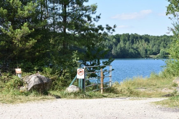 La baignade est interdite sur les deux lacs des Fouthiaux et Saint-Amédée. 