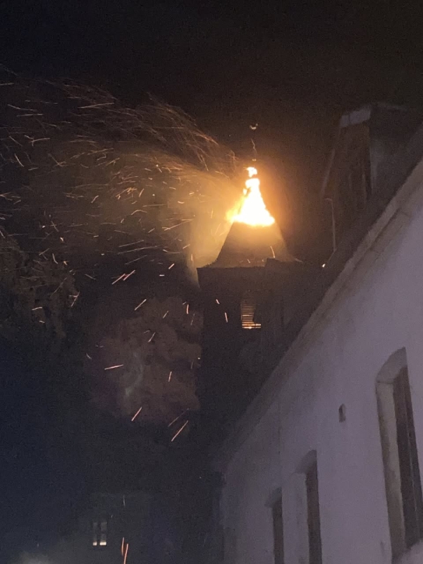 Dans le Jura, le clocher de l'église de Montmorot frappé par la foudre 
