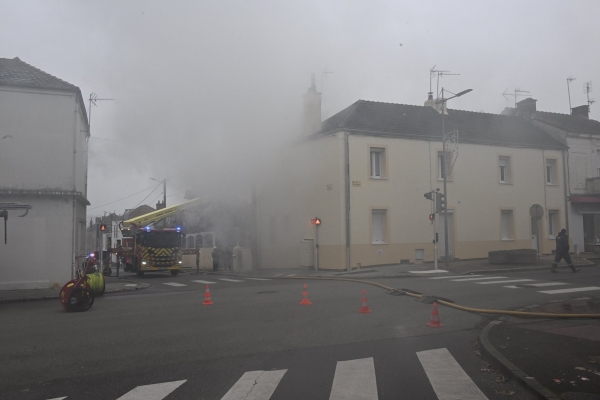 Un feu dans une réserve de bois au Creusot enfume le quartier 