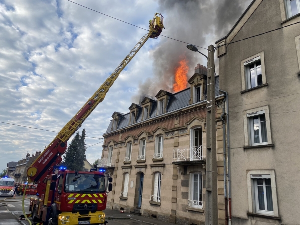 Une personne sauvée par les pompiers dans un immeuble en feu à Autun