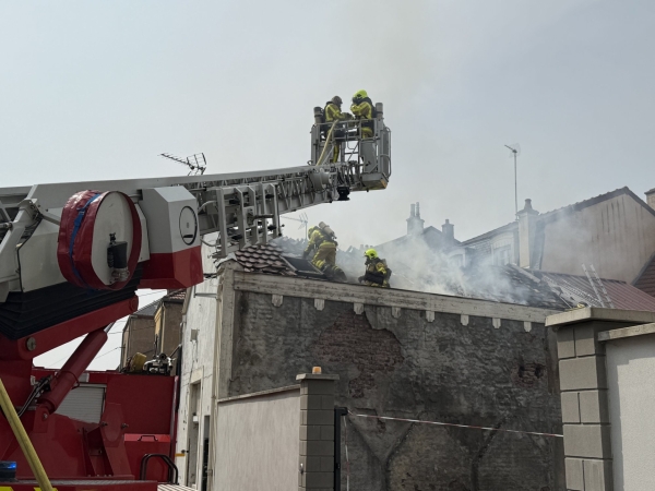 De lourds moyens mobilisés au Creusot après un incendie rue de la Verrerie