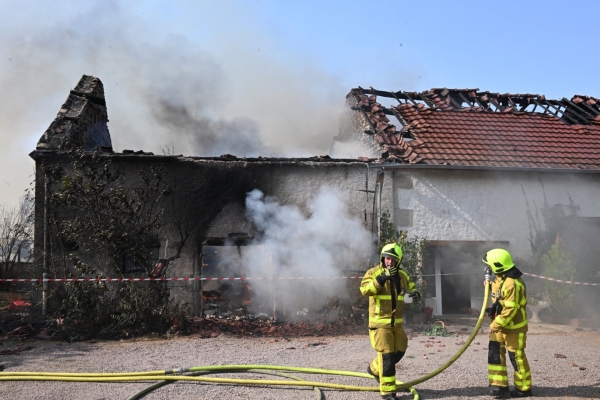 Un hangar agricole de 300 m2 avec 200 tonnes de fourrage détruit par un incendie à Antully 
