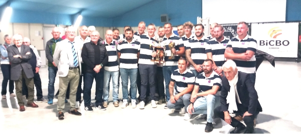 Le challenge Jean Tissot attribué par le CDMJSEA 71 à l’équipe de rugby de l’Union départementale des sapeurs-pompiers de Saône-et Loire