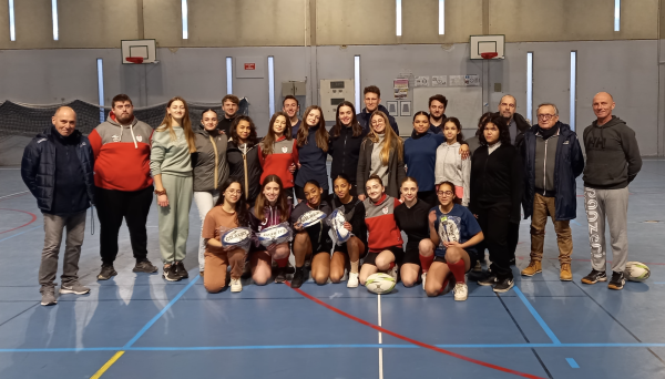 Remise d’équipement sportifs à la section rugby féminin du collège Jean Vilar