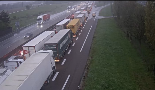 AUTOROUTE A6 : Un camion citerne se couche entre Chalon sur Saône et Beaune