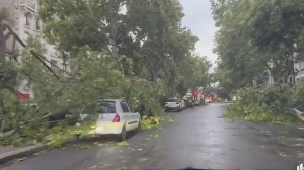 Impressionnante déambulation dans les rues du XVIe arrondissement à Paris