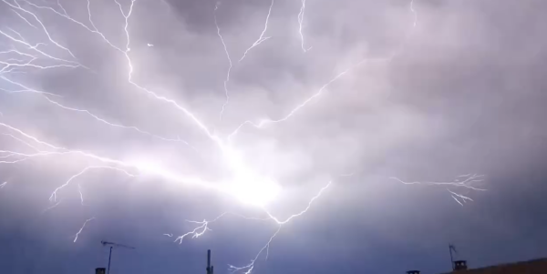 Ardèche, Puy de Dôme... de violents orages ce lundi soir 