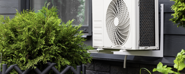 Planter des arbustes trop près du bloc extérieur d'une climatisation réversible