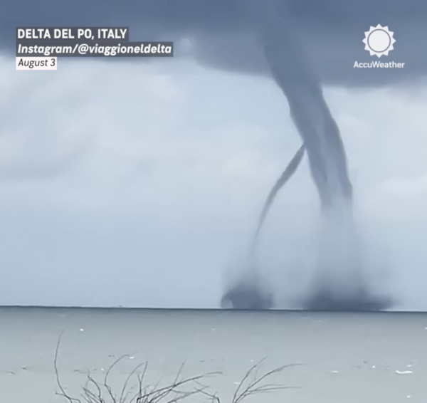 Trombes marines hallucinantes dans le nord de l'Italie 