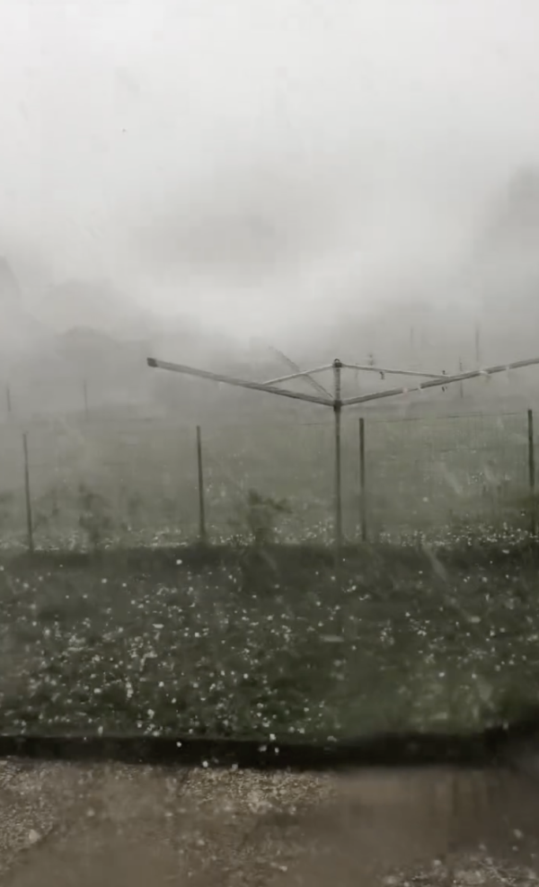 Impressionnant orage de grêle à Ciry le Noble ... Les orages ont été violents ce mercredi en fin d'après-midi en Saône et Loire. 