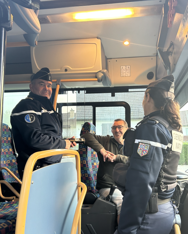Nouvelle action de sensibilisation des gendarmes pour le port de ceinture dans les bus scolaires 
