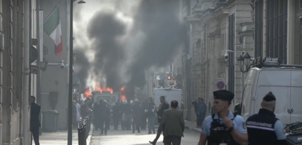 Un incendie devant Matignon... au moment où les consultations se multiplient 