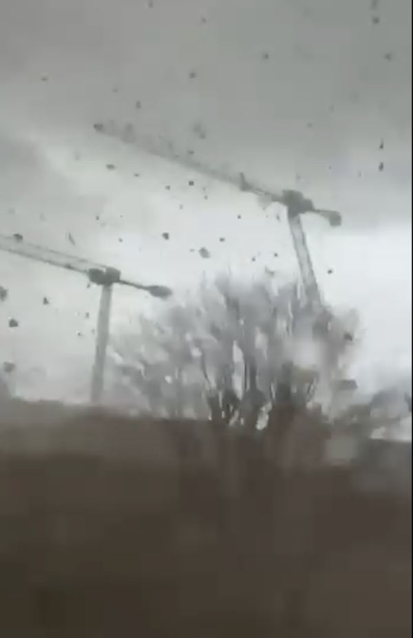 Scènes apocalyptiques dans le Val d'Oise après le passage d'une tornade 