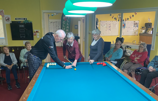 Les résidents de l'EHPAD Korian Bel Saône s'initient au billard 