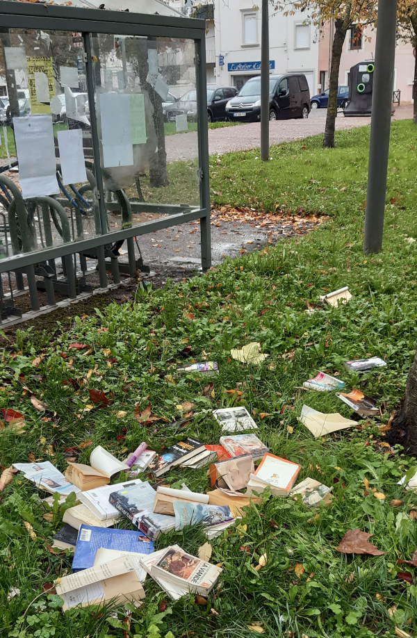 "Pauvre monde" s'insurge un fidèle d'info-chalon.com après son constat au parc du conservatoire 
