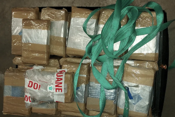 4,5 millions d'euros de résine de cannabis et de cocaïne cachés derrière un faux plafond fermé au mastic : saisie record sur l'A36