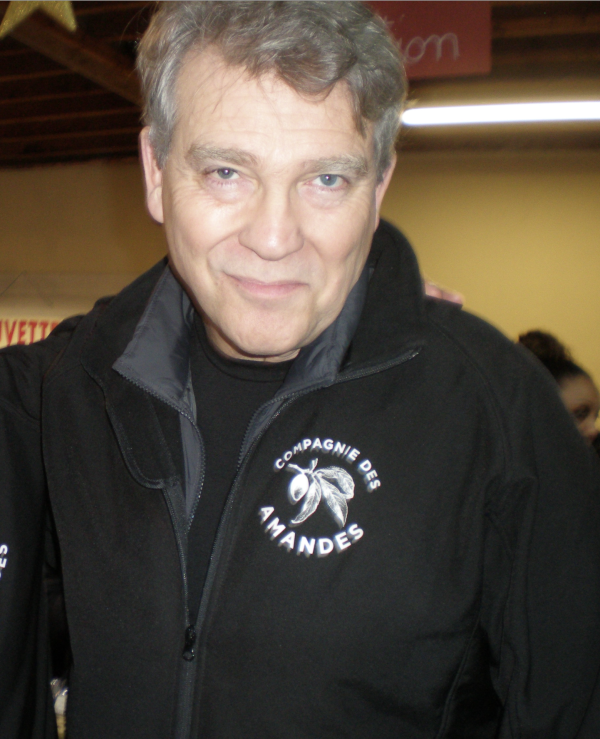 A Louhans-Chateaurenaud, Arnaud Montebourg, guest-star du marché de Noël avec la Compagnie des Amandes 