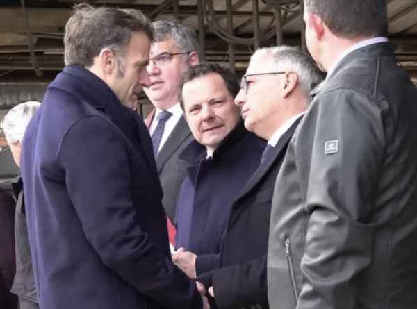 Emmanuel Macron en visite auprès d'agriculteurs en Haute-Saône