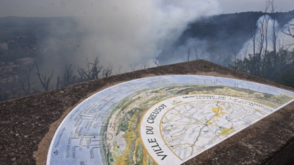Un gros feu de broussailles dans la forêt des Combes sur les hauteurs du Creusot 
