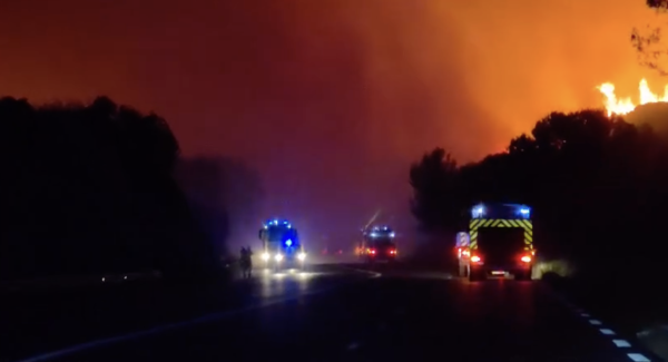 Incendies dans le sud de la France : 2 000 pompiers mobilisés pour faire face à une trentaine de feux en cours, des milliers de personnes évacuées
