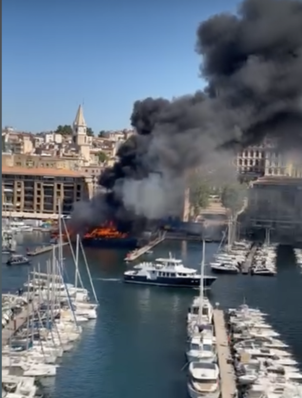 Un incendie touche plusieurs navires amarrés dans le Vieux-Port de Marseille, plusieurs blessés et deux bateaux coulés