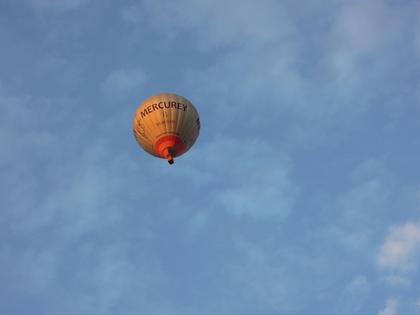 Un ballet de gros oiseaux ronds migrateurs, dans le ciel Chalonnais Le week-end des Montgolfiades est bien là !